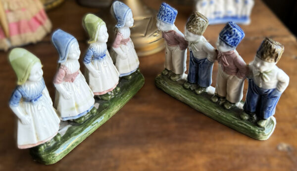 Antieke polychrome porseleinen boerenkinderen in Hollandse klederdracht – Antique polychrome porcelain Dutch farm children – ca. 1900