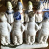Antieke polychrome porseleinen boerenkinderen in Hollandse klederdracht – Antique polychrome porcelain Dutch farm children – ca. 1900