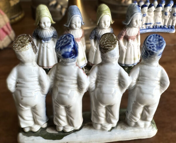 Antieke polychrome porseleinen boerenkinderen in Hollandse klederdracht – Antique polychrome porcelain Dutch farm children – ca. 1900