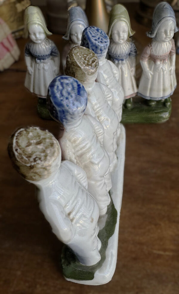 Antieke polychrome porseleinen boerenkinderen in Hollandse klederdracht – Antique polychrome porcelain Dutch farm children – ca. 1900