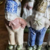 Antieke polychrome porseleinen boerenkinderen in Hollandse klederdracht – Antique polychrome porcelain Dutch farm children – ca. 1900