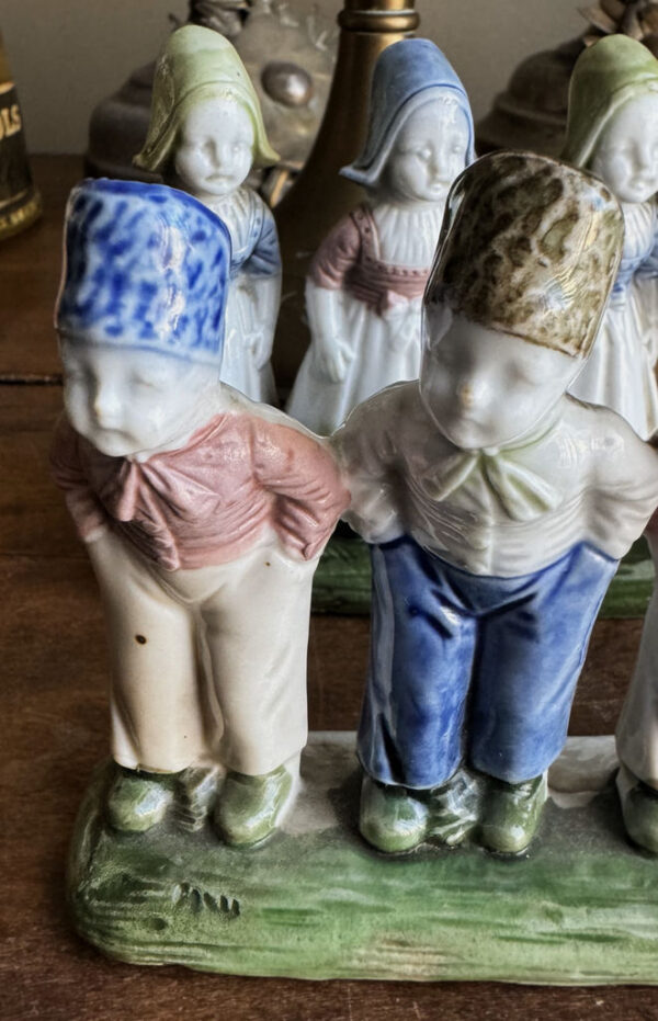 Antieke polychrome porseleinen boerenkinderen in Hollandse klederdracht – Antique polychrome porcelain Dutch farm children – ca. 1900