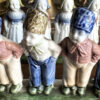 Antieke polychrome porseleinen boerenkinderen in Hollandse klederdracht – Antique polychrome porcelain Dutch farm children – ca. 1900