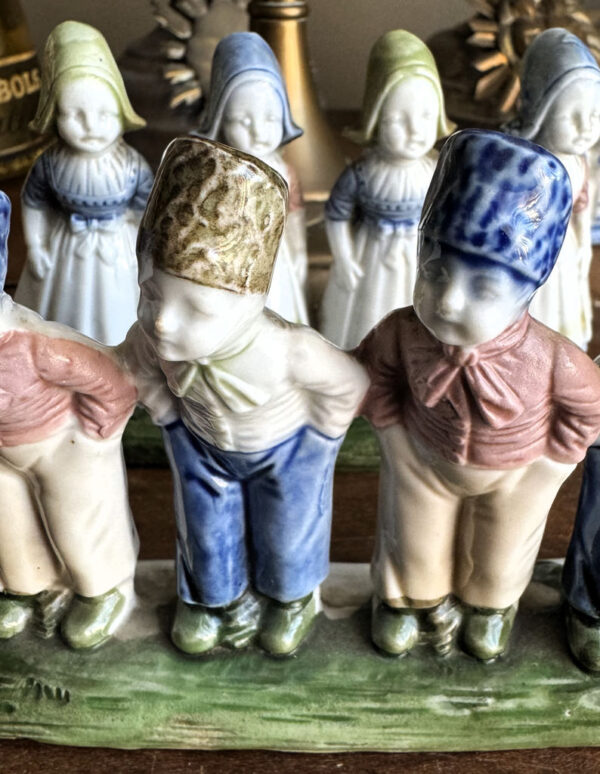 Antieke polychrome porseleinen boerenkinderen in Hollandse klederdracht – Antique polychrome porcelain Dutch farm children – ca. 1900