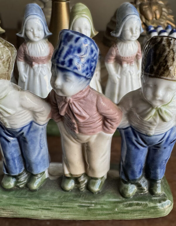 Antieke polychrome porseleinen boerenkinderen in Hollandse klederdracht – Antique polychrome porcelain Dutch farm children – ca. 1900
