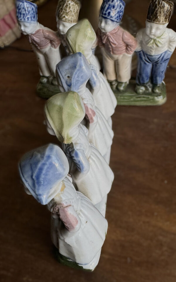 Antieke polychrome porseleinen boerenkinderen in Hollandse klederdracht – Antique polychrome porcelain Dutch farm children – ca. 1900