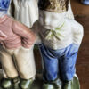 Antieke polychrome porseleinen boerenkinderen in Hollandse klederdracht – Antique polychrome porcelain Dutch farm children – ca. 1900