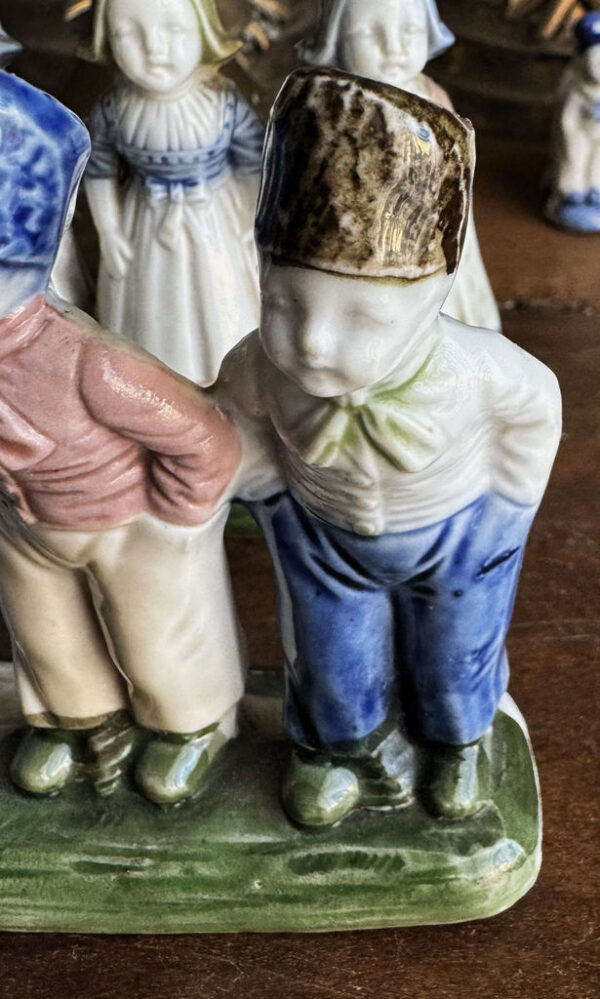 Antieke polychrome porseleinen boerenkinderen in Hollandse klederdracht – Antique polychrome porcelain Dutch farm children – ca. 1900