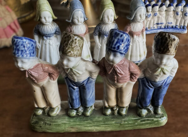 Antieke polychrome porseleinen boerenkinderen in Hollandse klederdracht – Antique polychrome porcelain Dutch farm children – ca. 1900