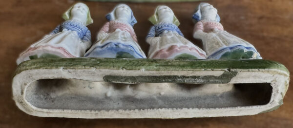 Antieke polychrome porseleinen boerenkinderen in Hollandse klederdracht – Antique polychrome porcelain Dutch farm children – ca. 1900