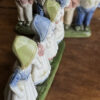 Antieke polychrome porseleinen boerenkinderen in Hollandse klederdracht – Antique polychrome porcelain Dutch farm children – ca. 1900