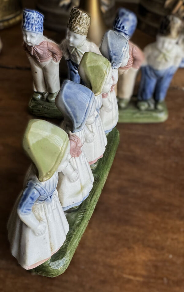 Antieke polychrome porseleinen boerenkinderen in Hollandse klederdracht – Antique polychrome porcelain Dutch farm children – ca. 1900