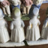 Antieke polychrome porseleinen boerenkinderen in Hollandse klederdracht – Antique polychrome porcelain Dutch farm children – ca. 1900