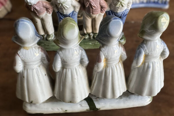 Antieke polychrome porseleinen boerenkinderen in Hollandse klederdracht – Antique polychrome porcelain Dutch farm children – ca. 1900