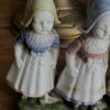 Antieke polychrome porseleinen boerenkinderen in Hollandse klederdracht – Antique polychrome porcelain Dutch farm children – ca. 1900
