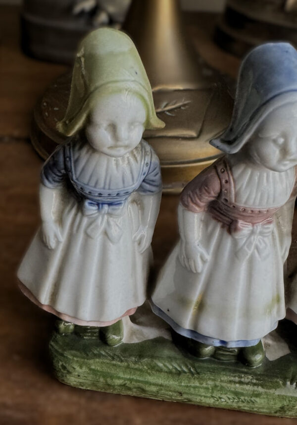 Antieke polychrome porseleinen boerenkinderen in Hollandse klederdracht – Antique polychrome porcelain Dutch farm children – ca. 1900