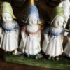 Antieke polychrome porseleinen boerenkinderen in Hollandse klederdracht – Antique polychrome porcelain Dutch farm children – ca. 1900