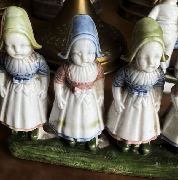 Antieke polychrome porseleinen boerenkinderen in Hollandse klederdracht – Antique polychrome porcelain Dutch farm children – ca. 1900