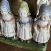 Antieke polychrome porseleinen boerenkinderen in Hollandse klederdracht – Antique polychrome porcelain Dutch farm children – ca. 1900