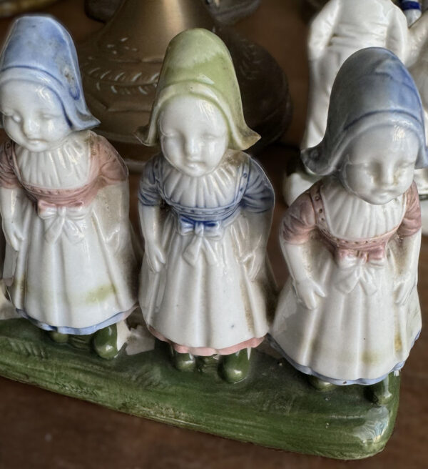 Antieke polychrome porseleinen boerenkinderen in Hollandse klederdracht – Antique polychrome porcelain Dutch farm children – ca. 1900