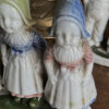 Antieke polychrome porseleinen boerenkinderen in Hollandse klederdracht – Antique polychrome porcelain Dutch farm children – ca. 1900