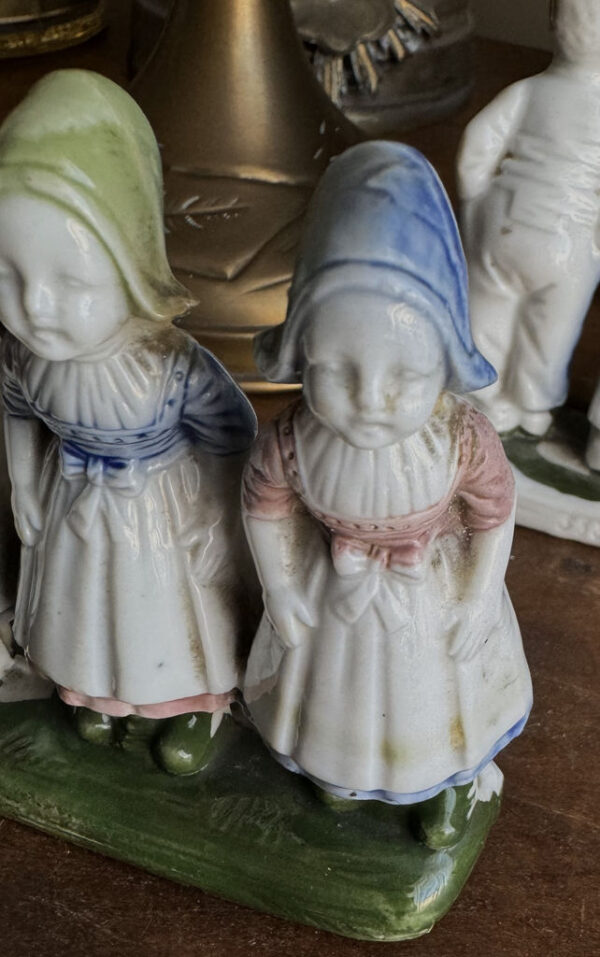 Antieke polychrome porseleinen boerenkinderen in Hollandse klederdracht – Antique polychrome porcelain Dutch farm children – ca. 1900