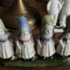 Antieke polychrome porseleinen boerenkinderen in Hollandse klederdracht – Antique polychrome porcelain Dutch farm children – ca. 1900