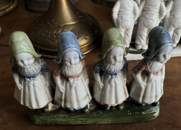 Antieke polychrome porseleinen boerenkinderen in Hollandse klederdracht – Antique polychrome porcelain Dutch farm children – ca. 1900