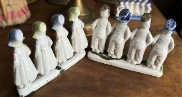 Antieke polychrome porseleinen boerenkinderen in Hollandse klederdracht – Antique polychrome porcelain Dutch farm children – ca. 1900