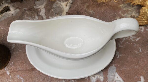 Antieke sauskom met onderplaat | Antique sauce boat with underplate – Manufacture Imperiale et Royale Nimy, early 20th century
