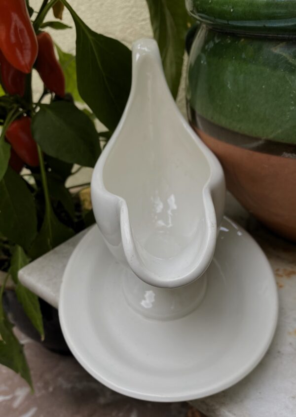 Antieke sauskom met onderplaat | Antique sauce boat with underplate – Manufacture Imperiale et Royale Nimy, early 20th century