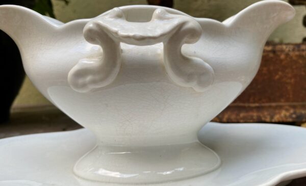 Antique white sauce boat with double‑ear ornament Imperial Model – Société Céramique Maastricht, late 19th century (2) Antieke witte sauskom met dubbeloorornament Model Imperial | Antique white sauce boat with double‑ear ornament Imperial Model – Société Céramique Maastricht, late 19th century