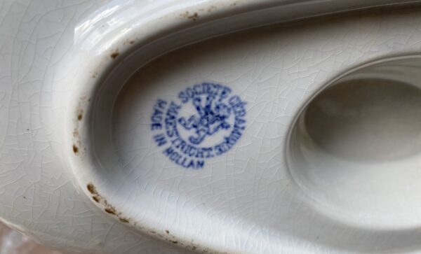 Antique white sauce boat with double‑ear ornament Imperial Model – Société Céramique Maastricht, late 19th century (4) Antieke witte sauskom met dubbeloorornament Model Imperial | Antique white sauce boat with double‑ear ornament Imperial Model – Société Céramique Maastricht, late 19th century