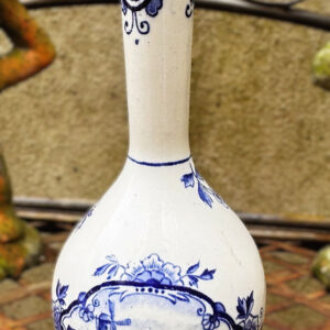 Prachtig Delfts Blauw vaasje met molen- en scheepstafereel – Charming Delft Blue vase with windmill and sailing ship scene – 20th century