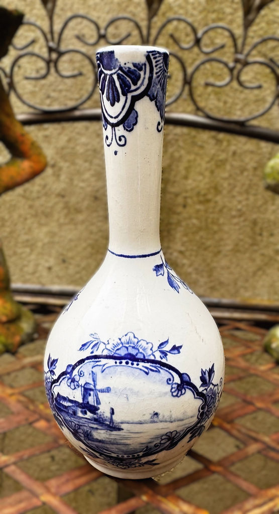 Charming Delft Blue vase with windmill and sailing ship scene – 20th century (1) Prachtig Delfts Blauw vaasje met molen- en scheepstafereel – Charming Delft Blue vase with windmill and sailing ship scene – 20th century