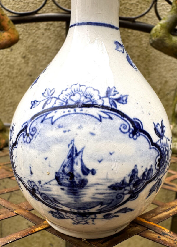 Charming Delft Blue vase with windmill and sailing ship scene – 20th century (2) Prachtig Delfts Blauw vaasje met molen- en scheepstafereel – Charming Delft Blue vase with windmill and sailing ship scene – 20th century