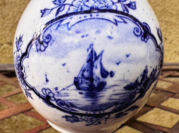 Charming Delft Blue vase with windmill and sailing ship scene – 20th century (4) Prachtig Delfts Blauw vaasje met molen- en scheepstafereel – Charming Delft Blue vase with windmill and sailing ship scene – 20th century
