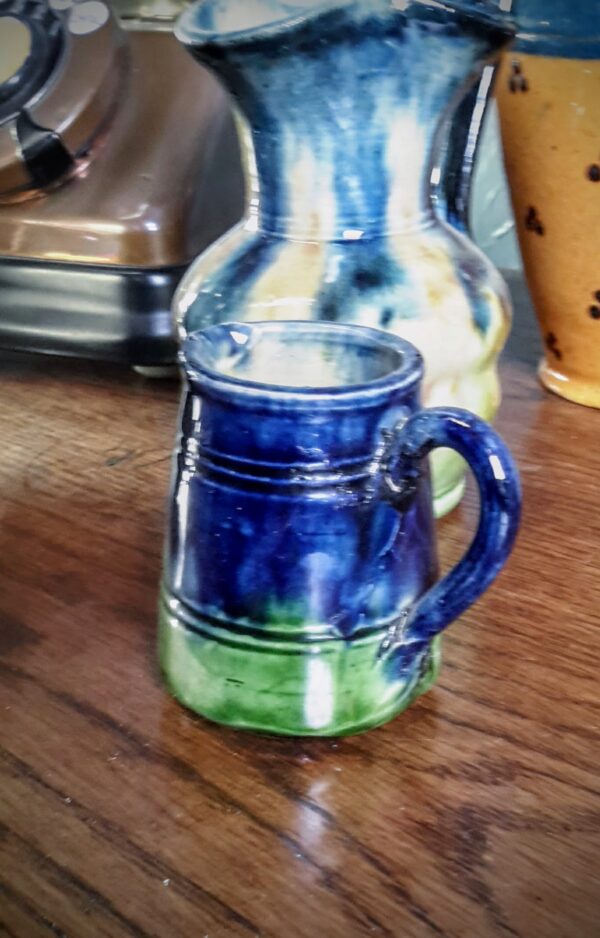 Charmant Vlaams melkkannetje in levendig blauw‑groen aardewerk | Charming Flemish blue‑green glazed milk jug – vintage earthenware