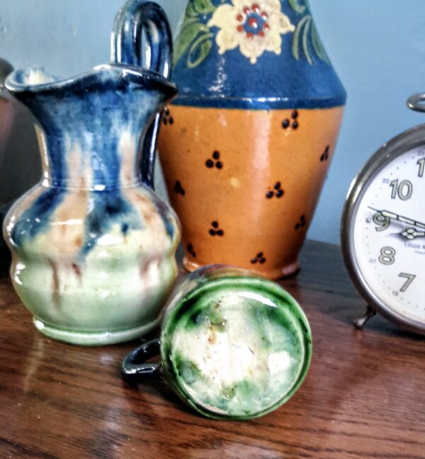 Charmant Vlaams melkkannetje in levendig blauw‑groen aardewerk | Charming Flemish blue‑green glazed milk jug – vintage earthenware