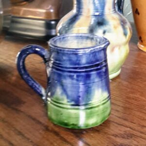 Charmant Vlaams melkkannetje in levendig blauw‑groen aardewerk | Charming Flemish blue‑green glazed milk jug – vintage earthenware