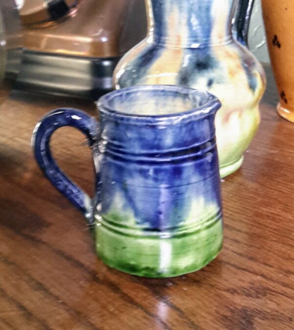 Charmant Vlaams melkkannetje in levendig blauw‑groen aardewerk | Charming Flemish blue‑green glazed milk jug – vintage earthenware