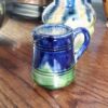 Charmant Vlaams melkkannetje in levendig blauw‑groen aardewerk | Charming Flemish blue‑green glazed milk jug – vintage earthenware