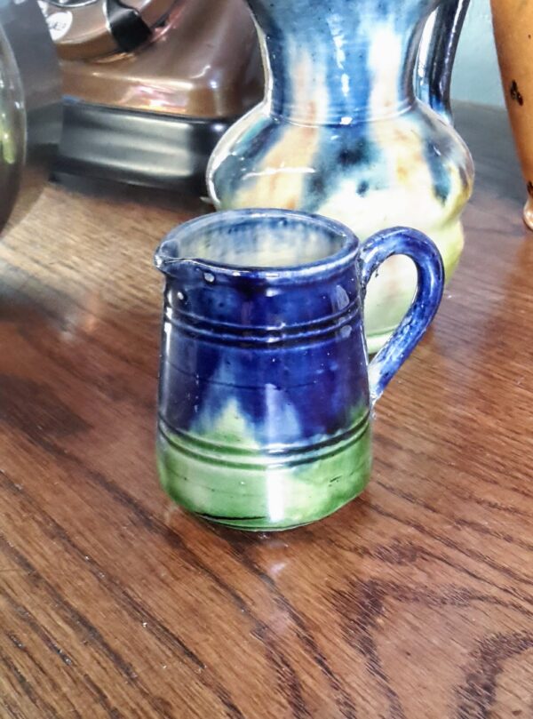 Charmant Vlaams melkkannetje in levendig blauw‑groen aardewerk | Charming Flemish blue‑green glazed milk jug – vintage earthenware