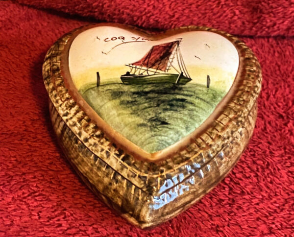 Prachtig hartvormig H. Bequet doosje met maritiem decor – Charming H. Bequet heart-shaped trinket box with maritime décor – mid-20th century