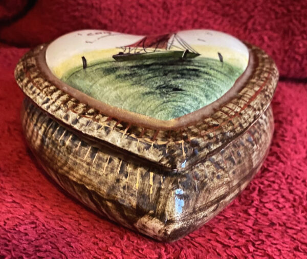 Prachtig hartvormig H. Bequet doosje met maritiem decor – Charming H. Bequet heart-shaped trinket box with maritime décor – mid-20th century