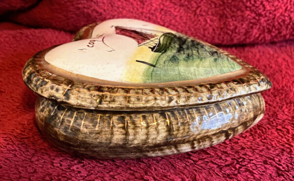 Prachtig hartvormig H. Bequet doosje met maritiem decor – Charming H. Bequet heart-shaped trinket box with maritime décor – mid-20th century
