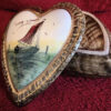 Prachtig hartvormig H. Bequet doosje met maritiem decor – Charming H. Bequet heart-shaped trinket box with maritime décor – mid-20th century