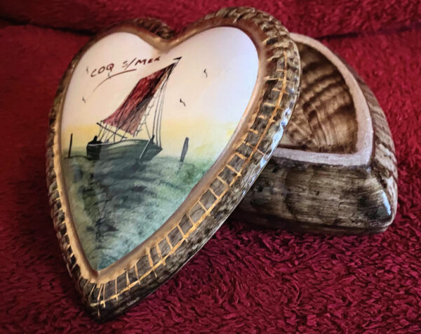 Prachtig hartvormig H. Bequet doosje met maritiem decor – Charming H. Bequet heart-shaped trinket box with maritime décor – mid-20th century