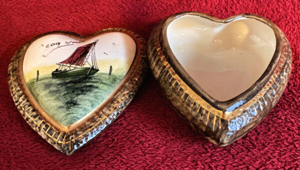 Prachtig hartvormig H. Bequet doosje met maritiem decor – Charming H. Bequet heart-shaped trinket box with maritime décor – mid-20th century