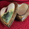 Prachtig hartvormig H. Bequet doosje met maritiem decor – Charming H. Bequet heart-shaped trinket box with maritime décor – mid-20th century